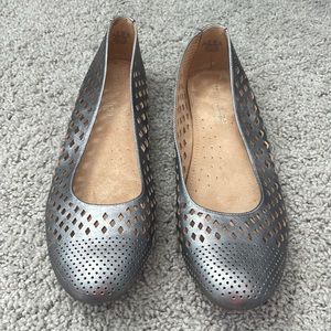 Good naturalizer flats 8.5N